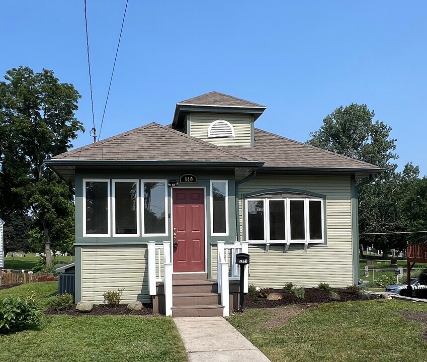 140 S Elmwood Ave in Burlington, WI - Building Photo