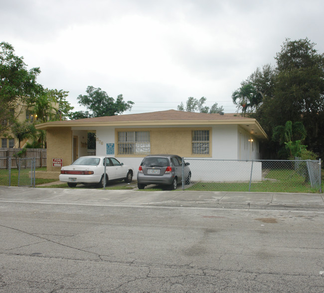 576 NE 62nd St in Miami, FL - Foto de edificio - Building Photo