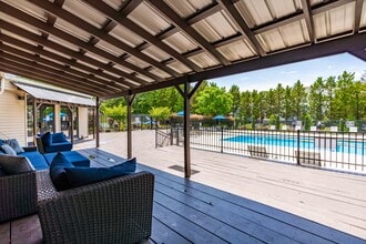 Duke Manor- Students save up to 10%! in Durham, NC - Foto de edificio - Building Photo