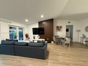 1040 NW 127th Pl in Miami, FL - Building Photo - Building Photo