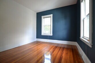 14 Burton St, Unit 1 in Boston, MA - Foto de edificio - Building Photo