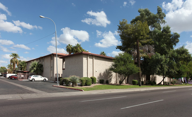 Camelback Vista in Phoenix, AZ - Building Photo - Building Photo