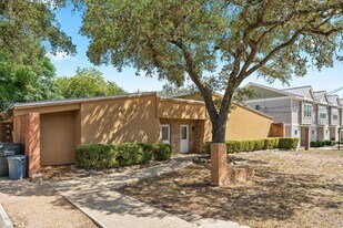 525 W Hutchison St in San Marcos, TX - Building Photo