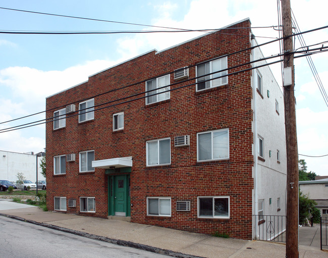 711 Harry St in Conshohocken, PA - Foto de edificio - Building Photo