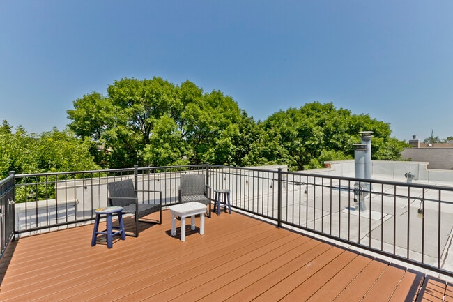 1827 W Oakdale Ave, Unit D in Chicago, IL - Building Photo - Building Photo