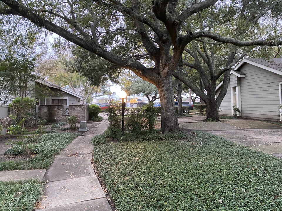 6857 Greenway Chase St in Houston, TX - Foto de edificio