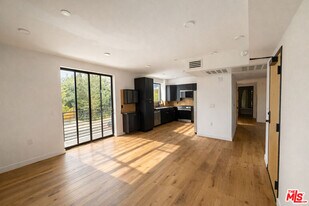 10867 Fruitland Dr in Los Angeles, CA - Building Photo