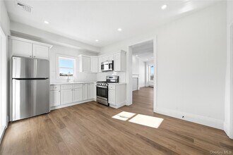 13 W Hoffman Ave in Lindenhurst, NY - Foto de edificio - Building Photo