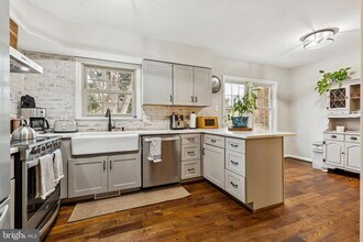 215 Commons Dr NW in Vienna, VA - Building Photo - Building Photo