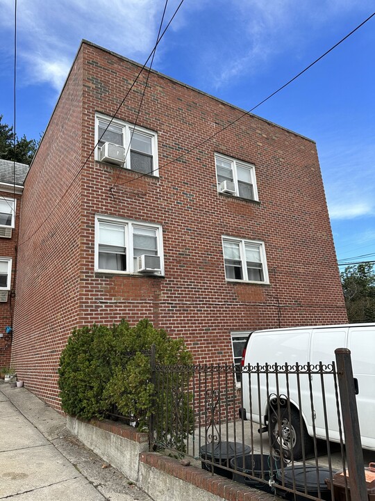 3908 Little Neck Pky in Douglaston, NY - Building Photo