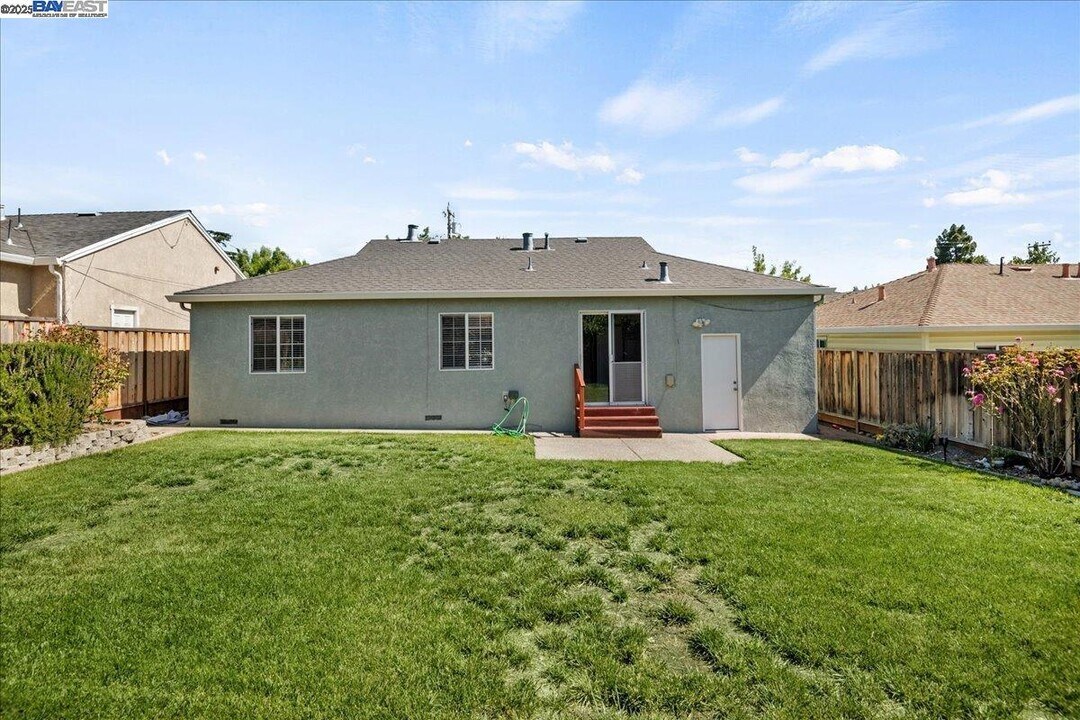 323 De Leon Ave in Fremont, CA - Building Photo