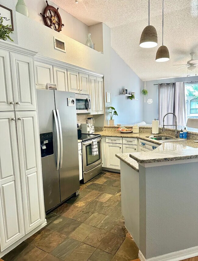 834 Normandy Trace Rd in Tampa, FL - Building Photo - Building Photo
