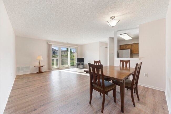 8115 Tamarron Dr in Plainsboro, NJ - Foto de edificio - Building Photo
