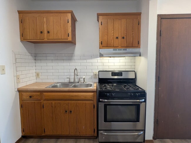 116 E Lloyd St, Unit Lower in Milwaukee, WI - Building Photo - Building Photo