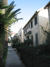 5520 Franklin Ave in Los Angeles, CA - Building Photo - Building Photo