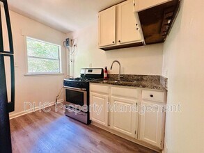 2125 Larchwood Rd SW in Atlanta, GA - Foto de edificio - Building Photo