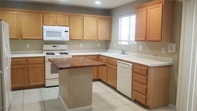 1008 Monte De Oro Ave in Las Vegas, NV - Foto de edificio - Building Photo