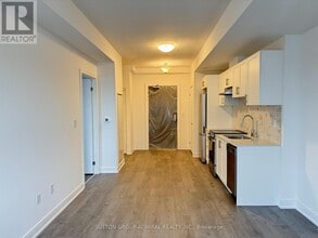 705 Davis Dr in Newmarket, ON - Building Photo - Building Photo