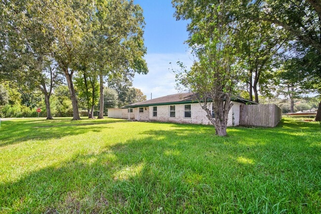 511 Aaron St in Dayton, TX - Building Photo - Building Photo