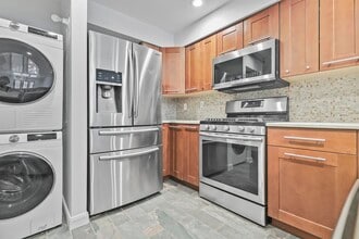 766 Spinnaker Ct in Secaucus, NJ - Building Photo - Building Photo