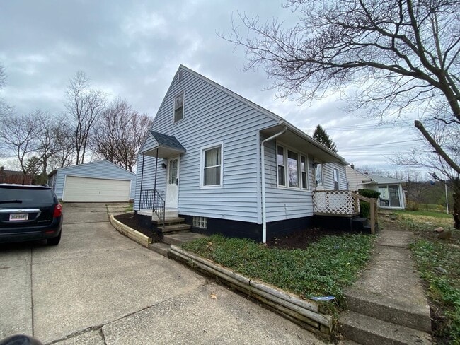 908 Kennebec Ave in Akron, OH - Building Photo - Building Photo