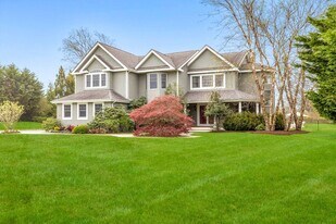 22 Parrish Pond Ln in Southampton, NY - Building Photo