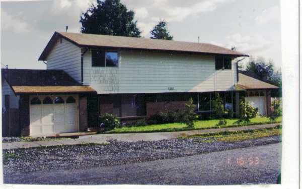 102 W Wallace St in Granite Falls, WA - Foto de edificio