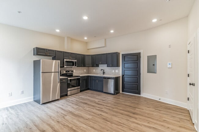 6832 Ridge Ave in Philadelphia, PA - Building Photo - Building Photo