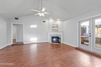 115 Meadow Glen Dr in Youngsville, LA - Building Photo - Building Photo