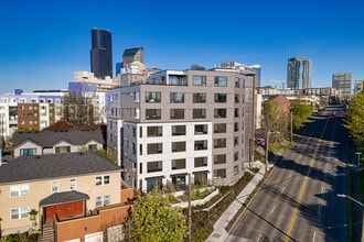 Metro Line Flats in Seattle, WA - Foto de edificio - Building Photo