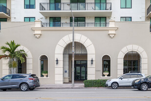 1300 Ponce De Leon Blvd in Coral Gables, FL - Foto de edificio - Building Photo