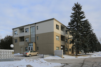 8 Birkshire Ct in Kitchener, ON - Building Photo - Primary Photo