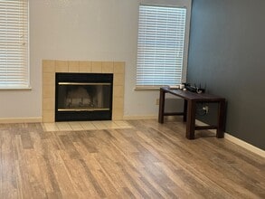 692 Oakwood Way in Livingston, CA - Building Photo - Building Photo