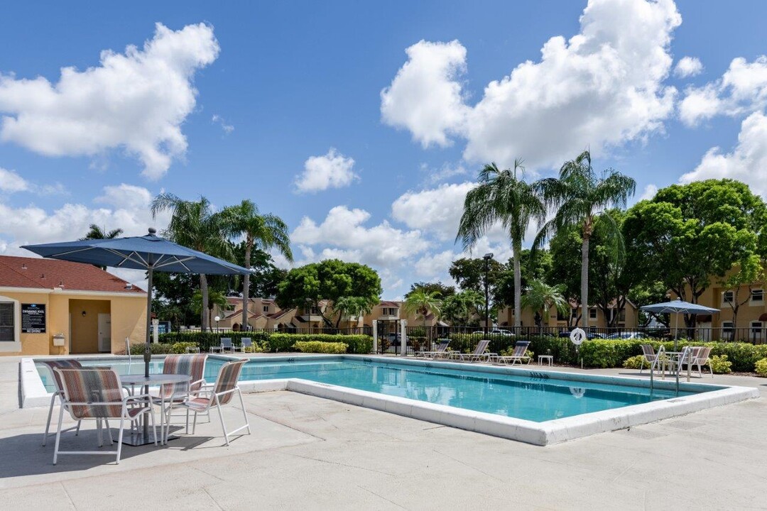 Savannah Place Apartments and Townhomes in Boca Raton, FL - Foto de edificio