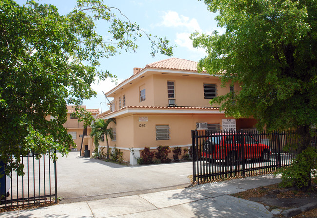 LBM Apartments in Miami, FL - Foto de edificio - Building Photo