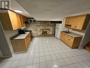 2435 Callum Ave in Mississauga, ON - Building Photo - Building Photo