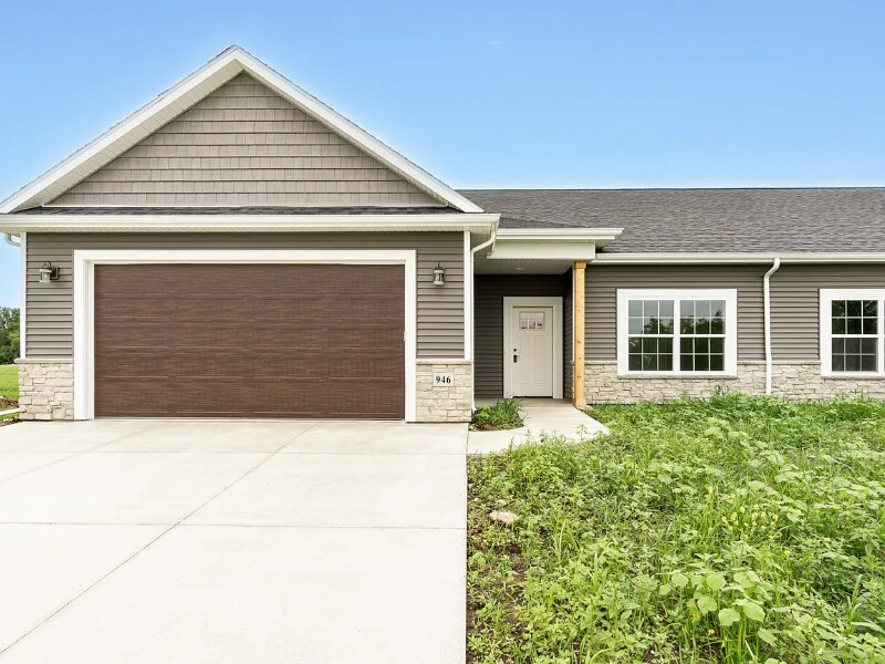 946 Kings Dr in Brownsville, WI - Building Photo