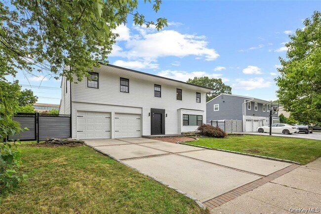 26 Roseanne Dr in Woodbury, NY - Building Photo - Building Photo