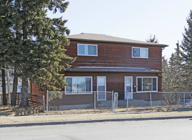 1934 Uxbridge Dr NW in Calgary, AB - Building Photo - Building Photo