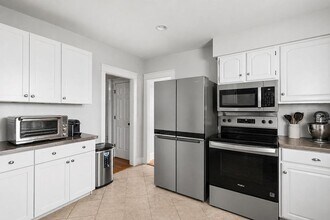 18 Sprague Ct in Portsmouth, RI - Building Photo - Building Photo