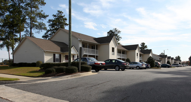 Spring Lake Apartments in Greenville, NC - Foto de edificio - Building Photo