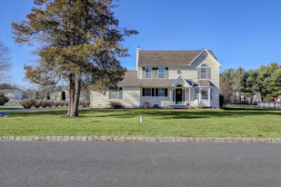 8 Hummingbird Way in Jackson Township, NJ - Building Photo