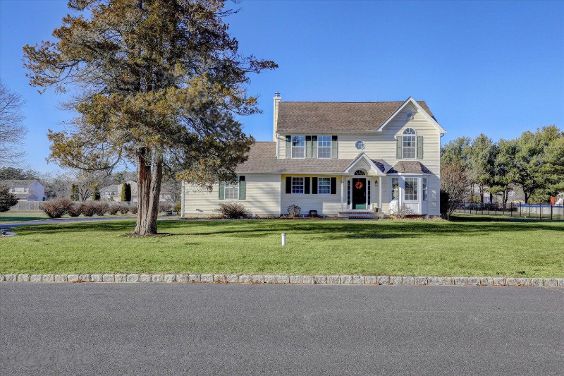 8 Hummingbird Way in Jackson Township, NJ - Building Photo