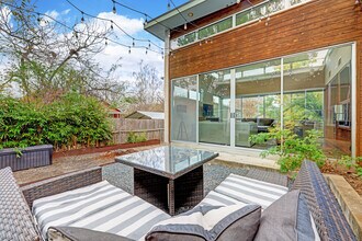 919 Cardinal Ln in Austin, TX - Building Photo - Building Photo