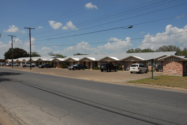 1400 N Saint Marys St in Beeville, TX - Building Photo - Building Photo