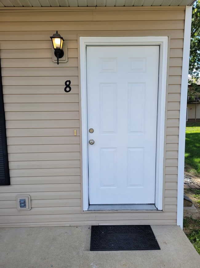 property at 8 Peartree Ln