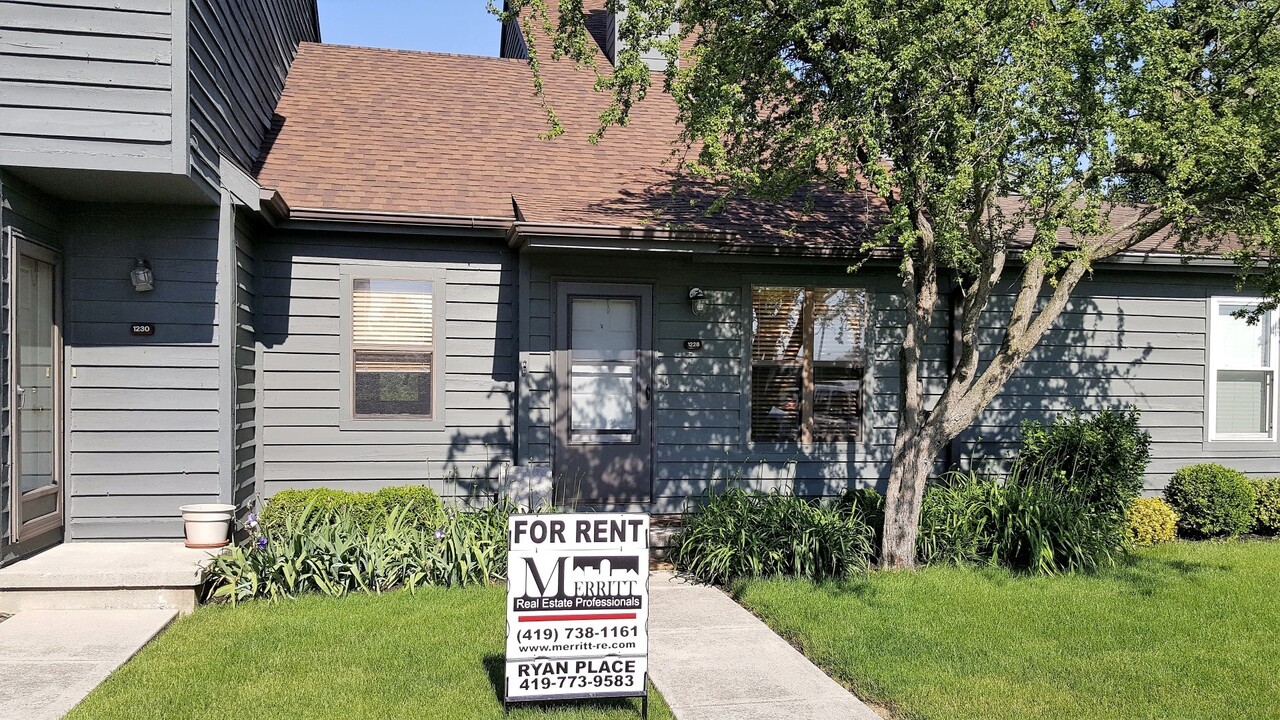 1228 Lincoln Ave in Wapakoneta, OH - Building Photo