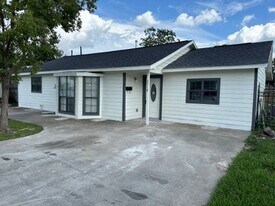 2318 Kingsdale Dr in Deer Park, TX - Building Photo