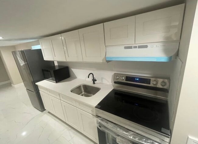 14703 130th Ave in Jamaica, NY - Foto de edificio - Building Photo