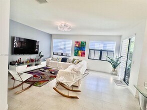 10300 NW 70th Terrace in Doral, FL - Building Photo - Building Photo